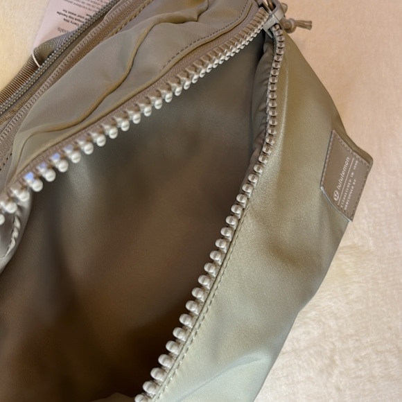 Lululemon All Day Essentials Belt Bag Raw Linen/White Opal 2.5L NWT 3 way carry - Picture 14 of 14